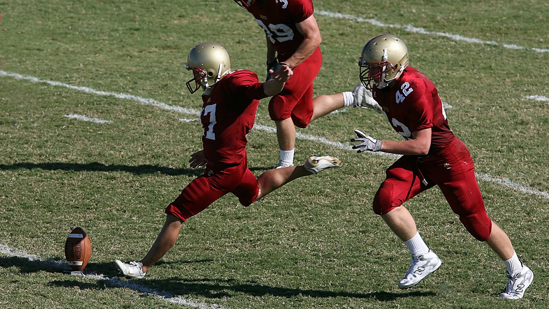 足球双城记，勒沃库森击溃喀麦隆，梅西完成生涯千场里程碑